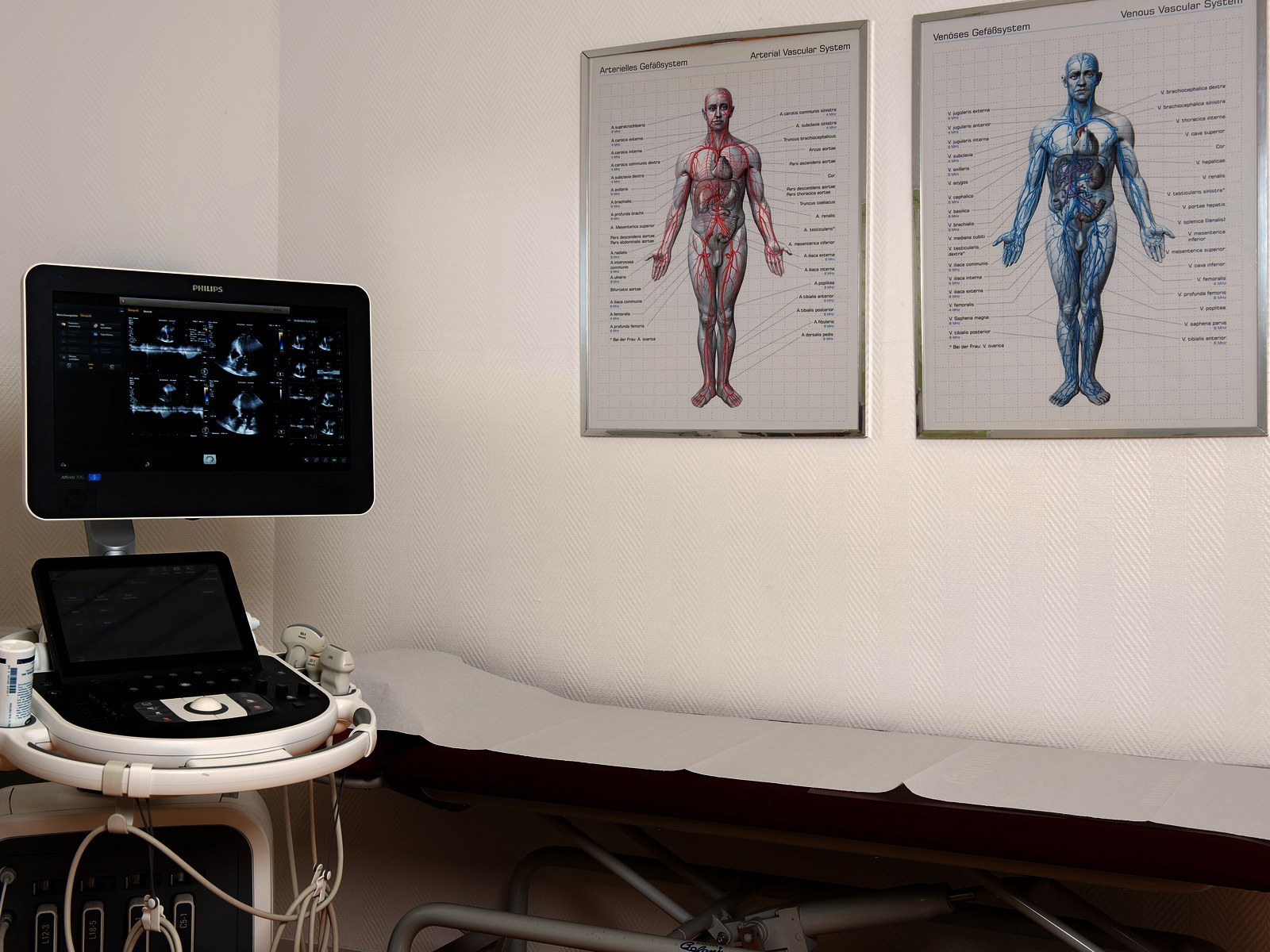 Ultraschallraum mit Gerät für die Gefäßdiagnostik
